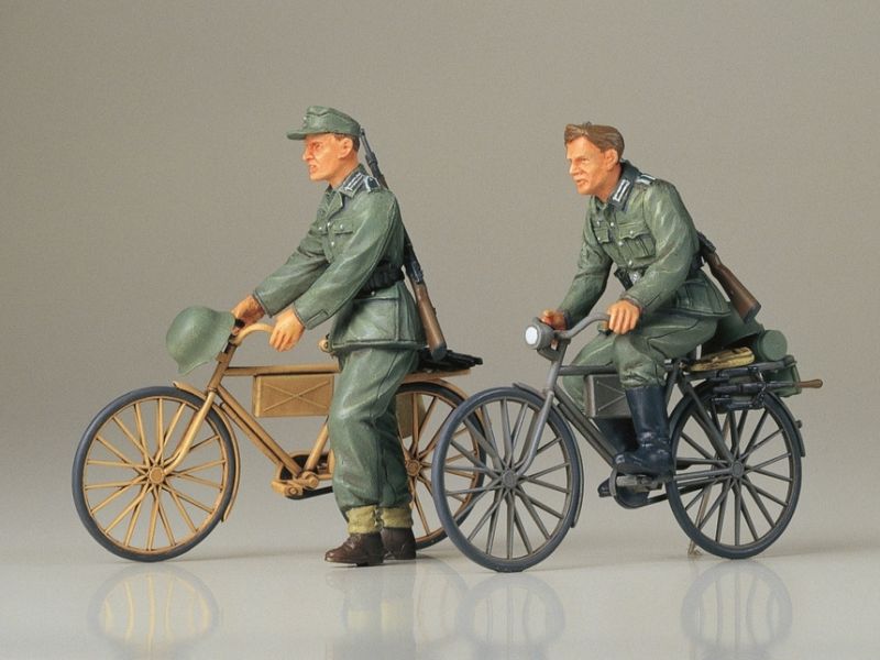 Tamiya 1/35 German Soldiers with Bicycles WWII Infantry Figure Set