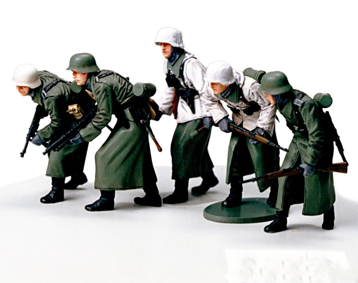 Tamiya 1/35 German Assault Infantry Winter Gear WWII Figure Set