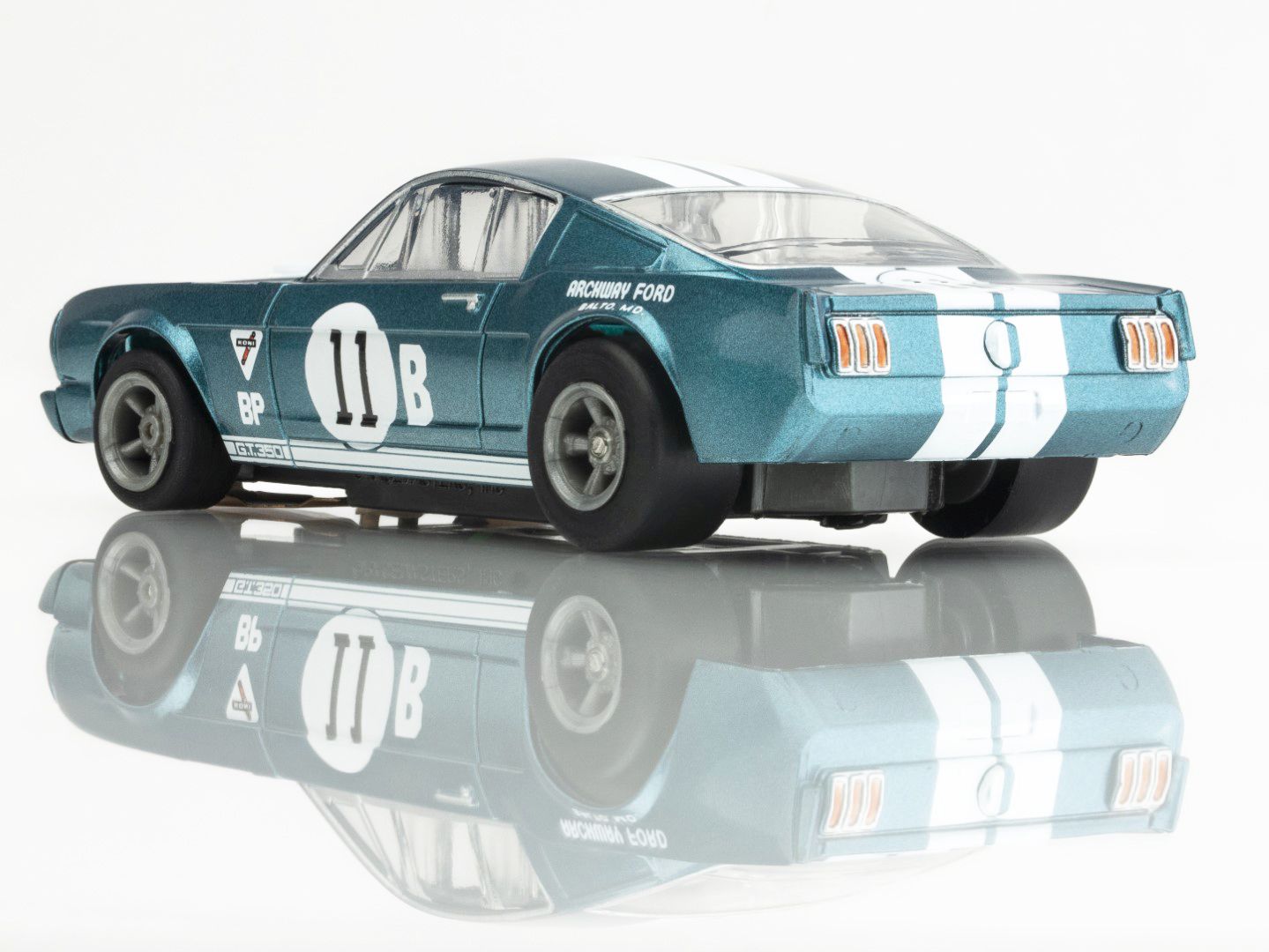 AFX Racing 1965 Shelby Mustang GT350R Donohue Blue/White Slot Car 22071