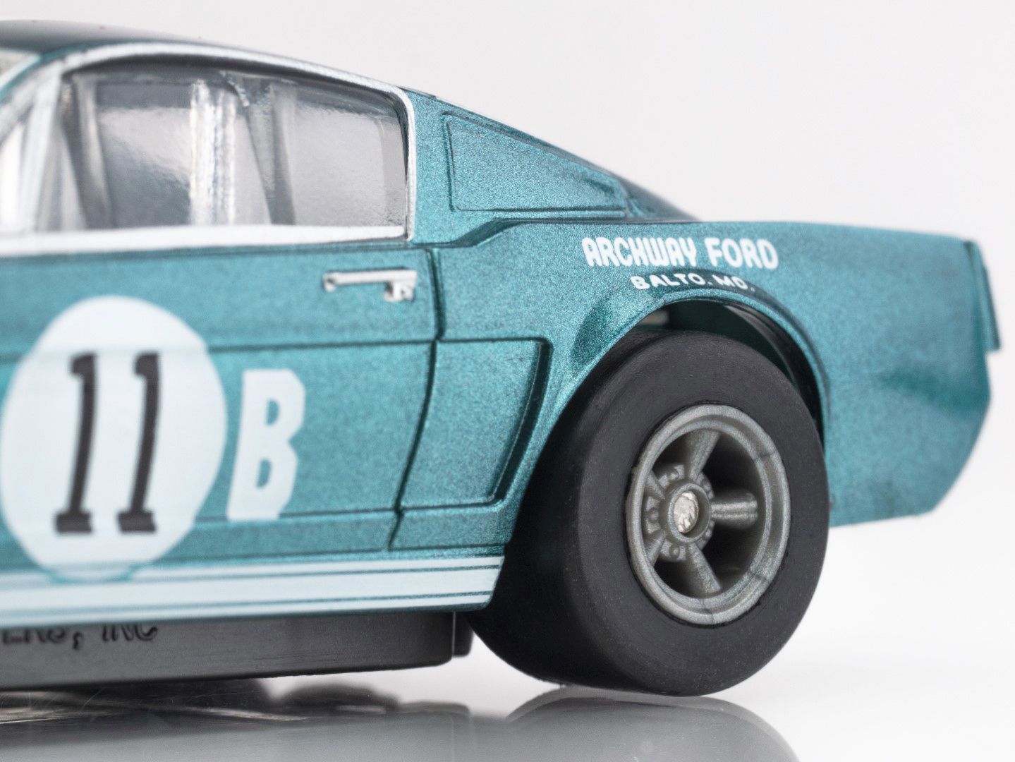 AFX Racing 1965 Shelby Mustang GT350R Donohue Blue/White Slot Car 22071