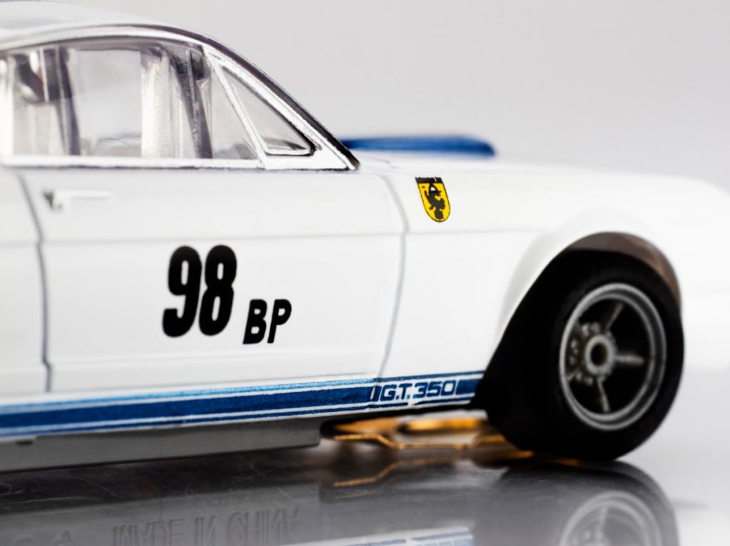 AFX Racing Mustang GT350R - 1965 Wht/Blu Miles 22125