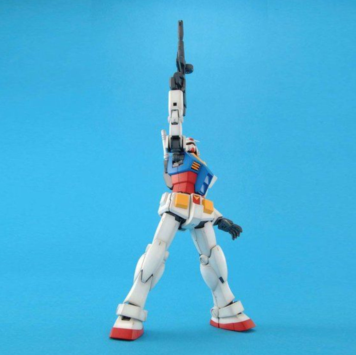 Bandai MG 1/100 RX-78-2 Gundam Ver. 2.0 - image 3