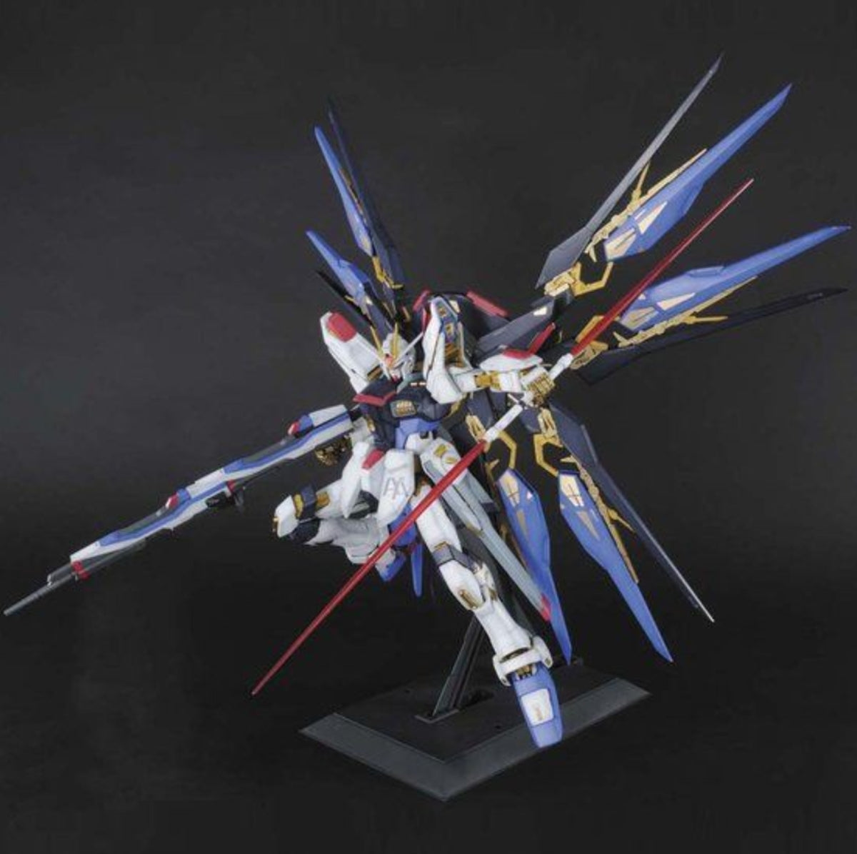 Bandai PG 1/60 ZGMF-X20A Strike Freedom Gundam - image 4