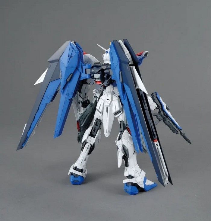 Bandai MG 1/100 ZGMF-X10A Freedom Gundam Ver.2.0 - image 2