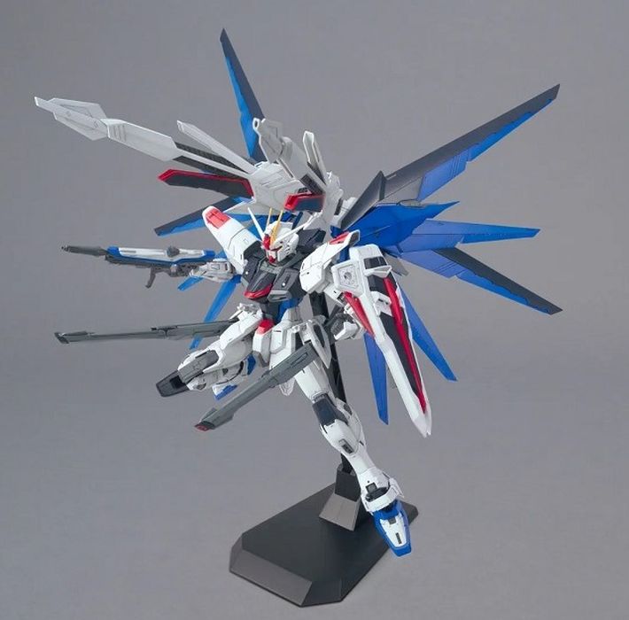 Bandai MG 1/100 ZGMF-X10A Freedom Gundam Ver.2.0 - image 4