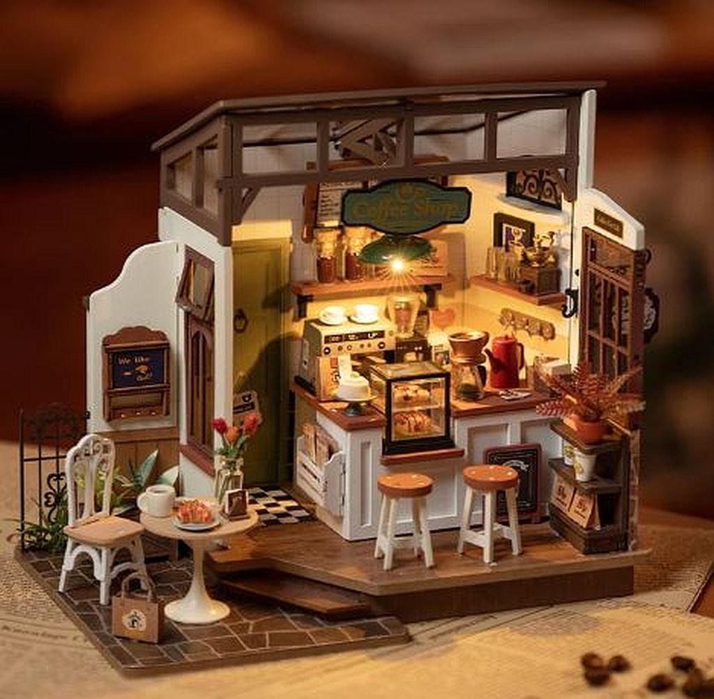 Robotime Rolife No.17 Cafe Miniature House kit