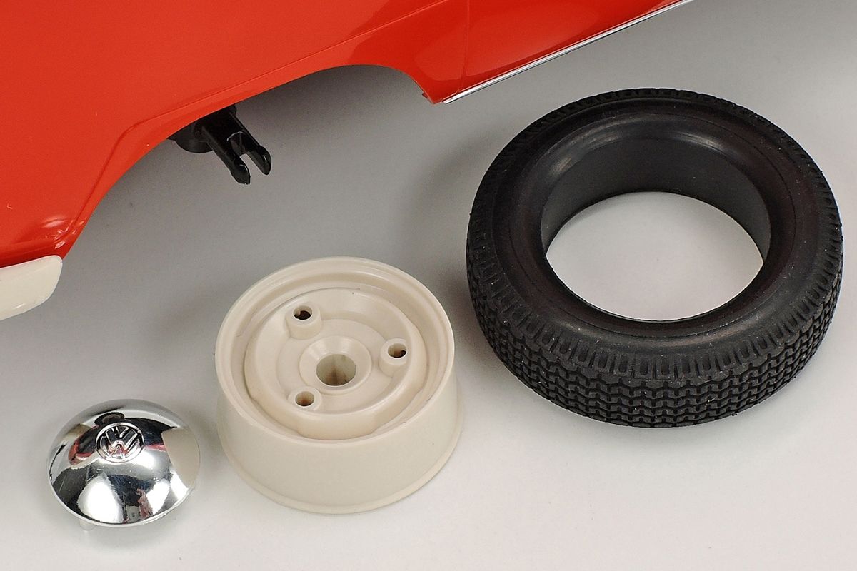 Tamiya 1/24 Clic Loc Volkswagen Type 2 (T1) Red/White Snap-Together Model Kit – No Glue or Paint