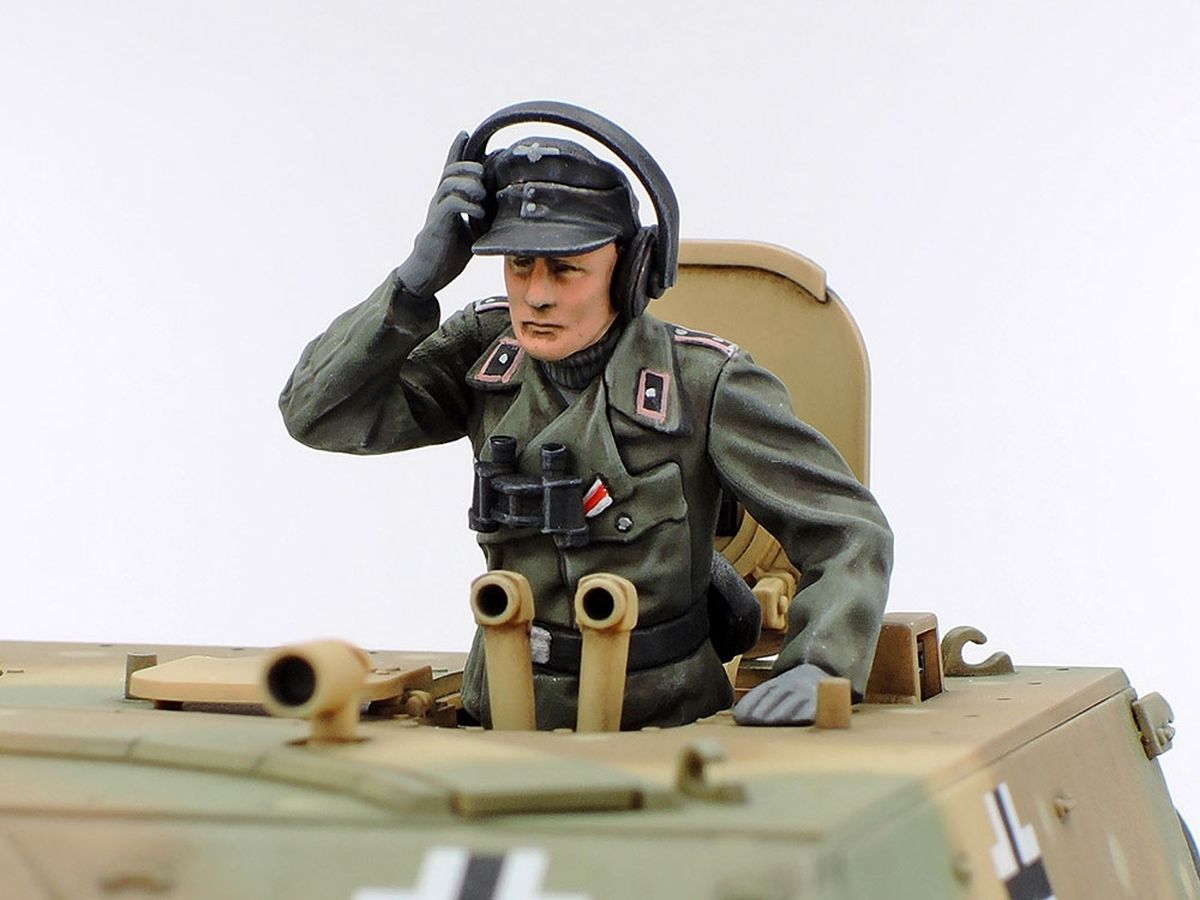 Tamiya 1/35 German Panzer IV/70(A) Tank Destroyer WWII Plastic Model Kit