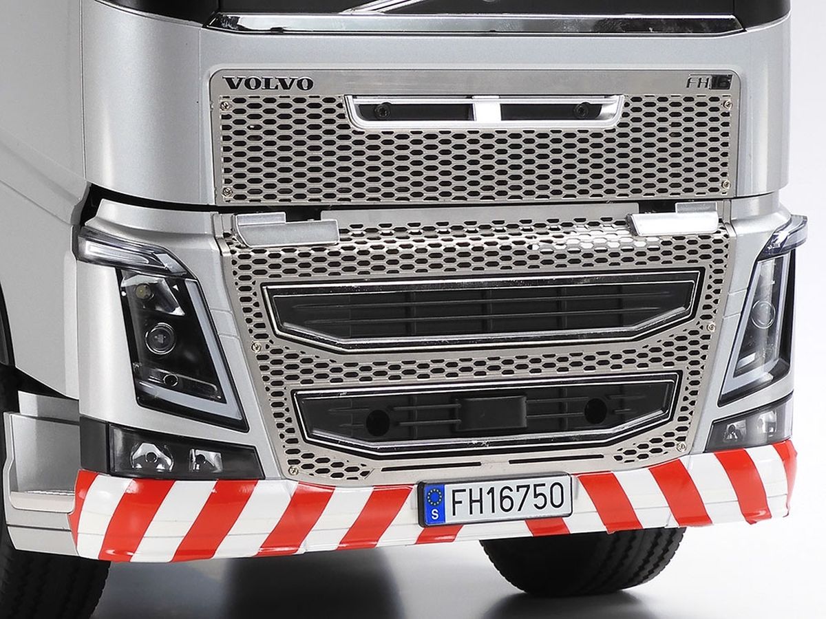 Tamiya 1:14 Volvo FH16 Globetrotter 750 8x4 Tow Truck Kit in Silver
