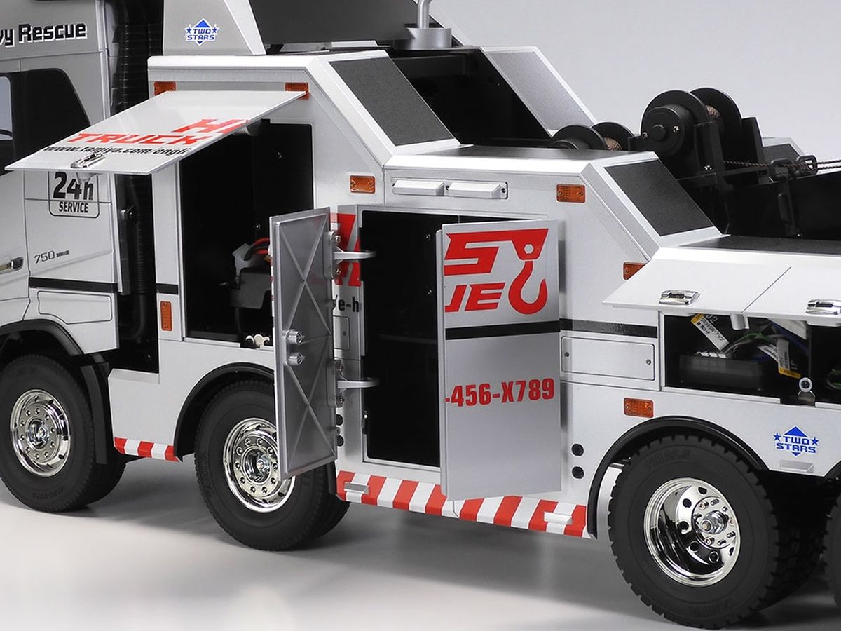 Tamiya 1:14 Volvo FH16 Globetrotter 750 8x4 Tow Truck Kit in Silver