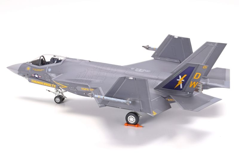 Tamiya 1/72 Lockheed Martin F-35C Lightning II Navy Carrier Model Kit