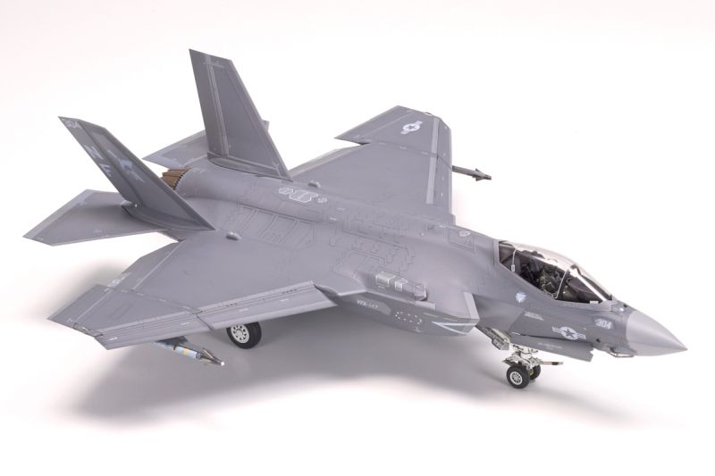 Tamiya 1/72 Lockheed Martin F-35C Lightning II Navy Carrier Model Kit