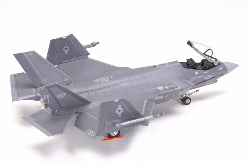 Tamiya 1/72 Lockheed Martin F-35C Lightning II Navy Carrier Model Kit