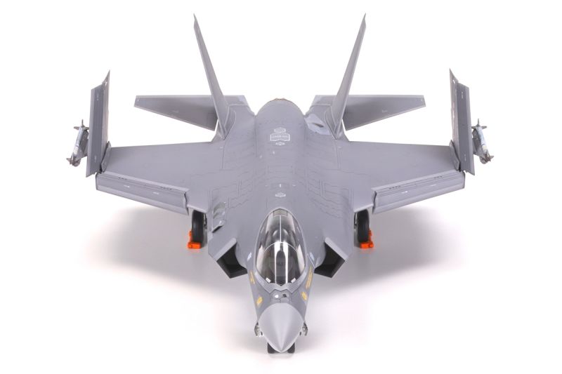 Tamiya 1/72 Lockheed Martin F-35C Lightning II Navy Carrier Model Kit