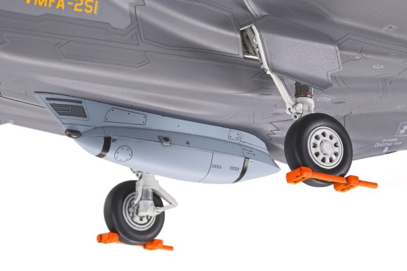 Tamiya 1/72 Lockheed Martin F-35C Lightning II Navy Carrier Model Kit